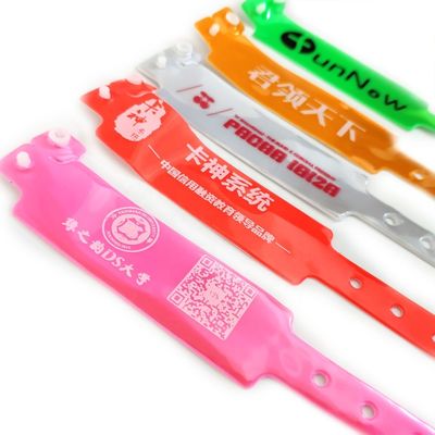 Logo personnalisé accepté Bracelet en plastique Bracelets en PVC pour événement de musique pour hommes