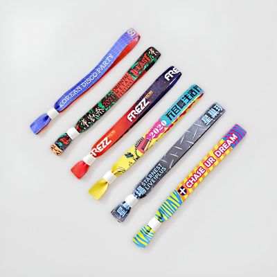 Des bracelets de fête et de festival en tissu satiné bleu à la mode avec un logo personnalisé