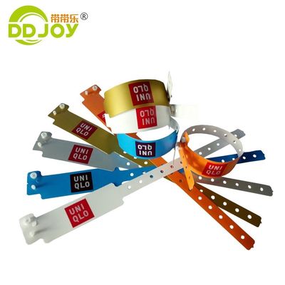 Bracelets Type bijoux Logo personnalisé imperméable à l'eau PE Snap Lock Bracelet pour piscine
