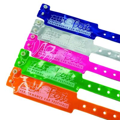 Des bracelets en vinyle jaune et des bracelets d'identité à usage unique en 2023