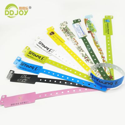 Des bracelets d'identité jetables, une solution en plastique étanche et personnalisée pour les événements