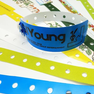 Des bracelets d'identité jetables, une solution en plastique étanche et personnalisée pour les événements