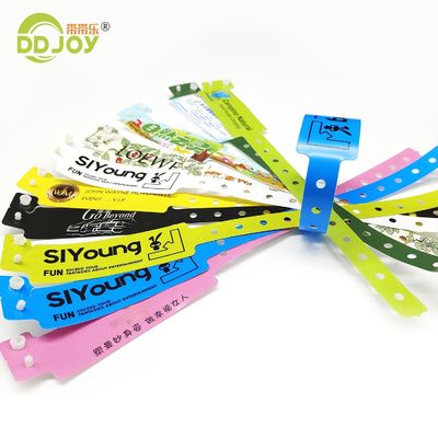 Des bracelets d'identité jetables, une solution en plastique étanche et personnalisée pour les événements