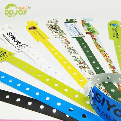 Des bracelets d'identité jetables, une solution en plastique étanche et personnalisée pour les événements