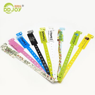 Des bracelets d'identité jetables, une solution en plastique étanche et personnalisée pour les événements