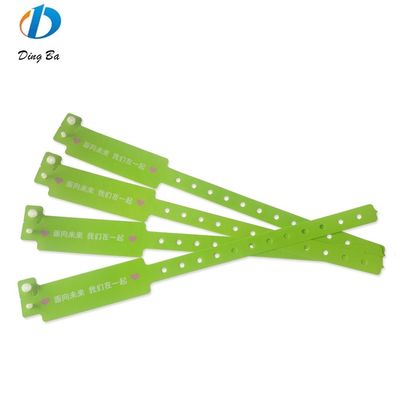 Des bracelets de couleurs étanches et étanches ajoutent de la couleur à votre tenue de fête