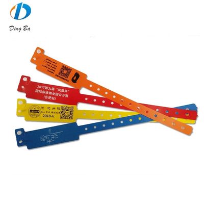 Des bracelets de couleurs étanches et étanches ajoutent de la couleur à votre tenue de fête