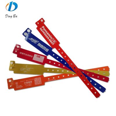 Des bracelets de couleurs étanches et étanches ajoutent de la couleur à votre tenue de fête