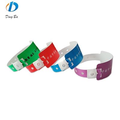 Des bracelets de couleurs étanches et étanches ajoutent de la couleur à votre tenue de fête