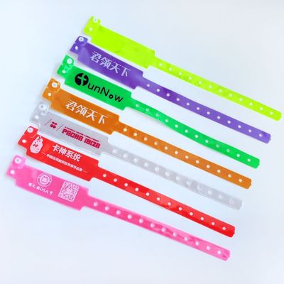 Événements Fêtes BANGLES Couleur néon Blocage personnalisé ID Poignets en plastique en vinyle en forme large