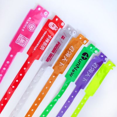 Événements Fêtes BANGLES Couleur néon Blocage personnalisé ID Poignets en plastique en vinyle en forme large