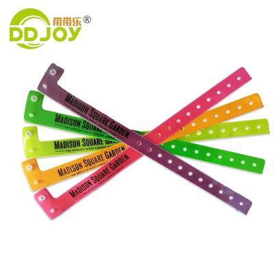 Bracelet en PVC plastique de conception pour l'occasion de l'anniversaire