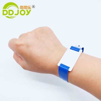 Des bracelets personnalisés avec logo en forme de L en PVC en vinyle, des bracelets avec puce RFID