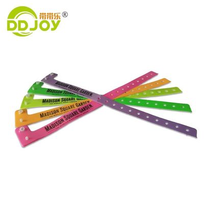 Bracelet en PVC plastique de conception pour l'occasion de l'anniversaire