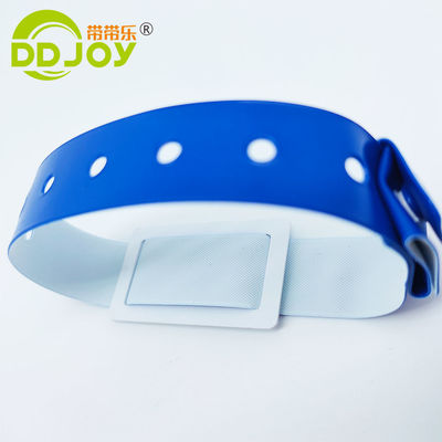 Des bracelets personnalisés avec logo en forme de L en PVC en vinyle, des bracelets avec puce RFID