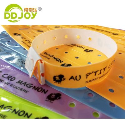 Bracelet bleu réfléchissant Plastic Vinyl Id Bracelet Impression avec logo personnalisé Expédition UPS DHL EMS Fedex TNT