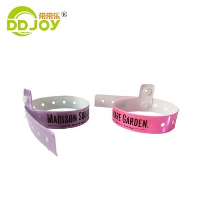 Des bracelets en vinyle sur mesure pour les festivals et les réunions expédiés dans n'importe quel pays par express