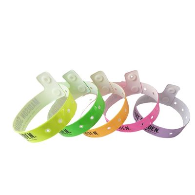 Identification Des bracelets en plastique en vinyle Blocage personnalisé Couleur néon pour les événements Fêtes