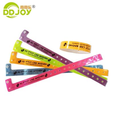 Identification Des bracelets en plastique en vinyle Blocage personnalisé Couleur néon pour les événements Fêtes