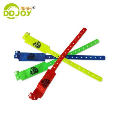 Identification Des bracelets en plastique en vinyle Blocage personnalisé Couleur néon pour les événements Fêtes
