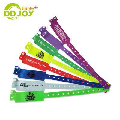 Identification Des bracelets en plastique en vinyle Blocage personnalisé Couleur néon pour les événements Fêtes