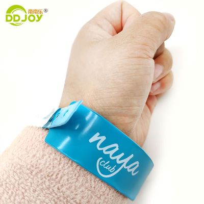 Des bracelets à boutons en PVC d'identification claire et un design personnalisé pour les hôtels