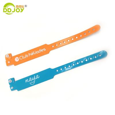 Des bracelets à boutons en PVC d'identification claire et un design personnalisé pour les hôtels