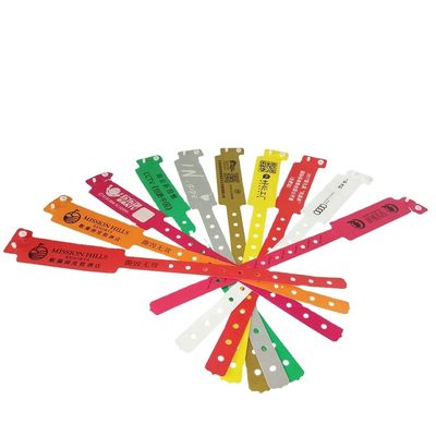 Des bracelets en plastique personnalisés unisexes pour les réunions lors des événements de festival en rouge