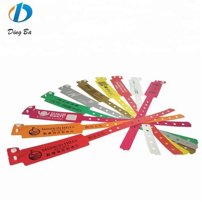 Des bracelets en plastique personnalisés unisexes pour les réunions lors des événements de festival en rouge