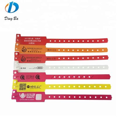 Des bracelets en plastique personnalisés unisexes pour les réunions lors des événements de festival en rouge