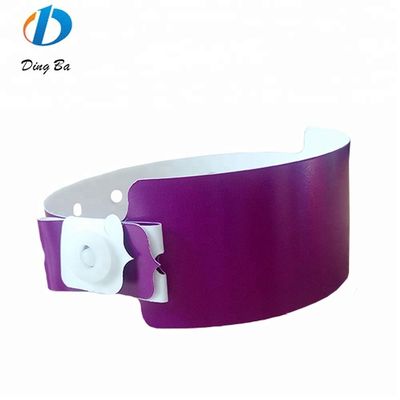 Des bracelets en plastique personnalisés unisexes pour les réunions lors des événements de festival en rouge