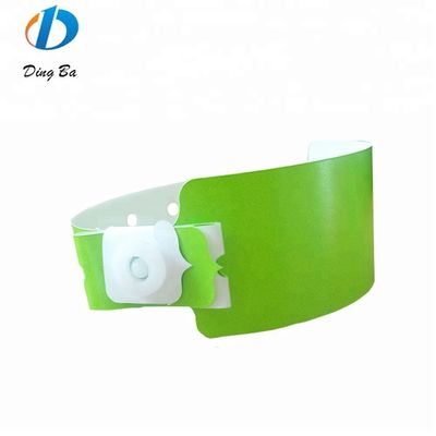 Des bracelets en plastique personnalisés unisexes pour les réunions lors des événements de festival en rouge