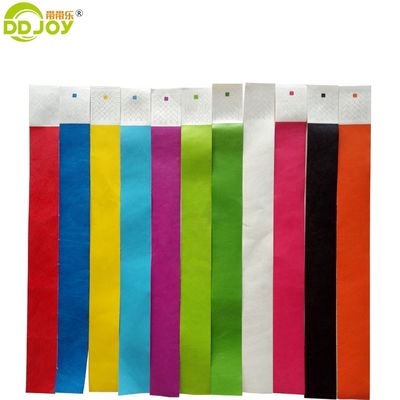 Des bracelets Tyvek simples en orange 100 pcs pour les fournitures d'événement Logo OEM personnalisé