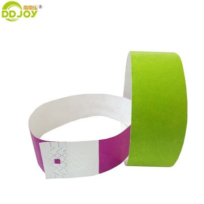 Des bracelets Tyvek simples en orange 100 pcs pour les fournitures d'événement Logo OEM personnalisé
