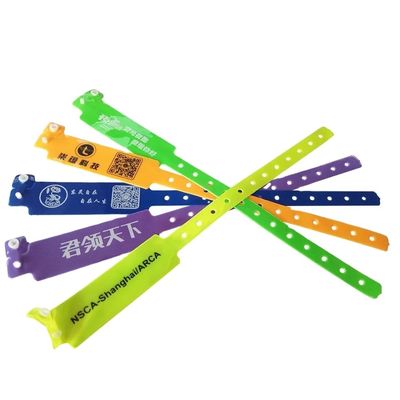 Événements personnalisés Bracelets en PVC couleur néon Cadeaux en plastique Festival Bracelet en vinyle