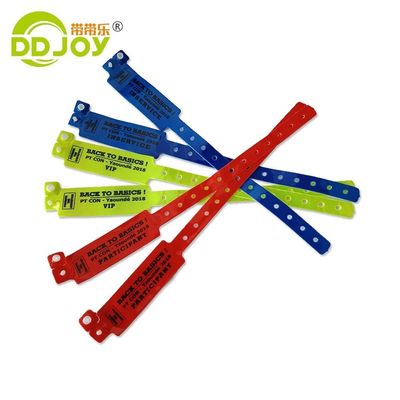 Événements personnalisés Bracelets en PVC couleur néon Cadeaux en plastique Festival Bracelet en vinyle