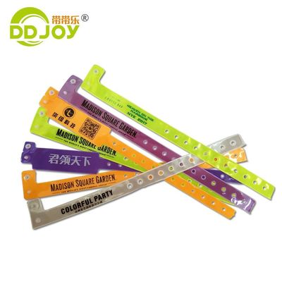 Événements personnalisés Bracelets en PVC couleur néon Cadeaux en plastique Festival Bracelet en vinyle
