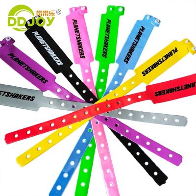 Des bracelets en vinyle pour les parcs d'attractions à prix abordable et durables
