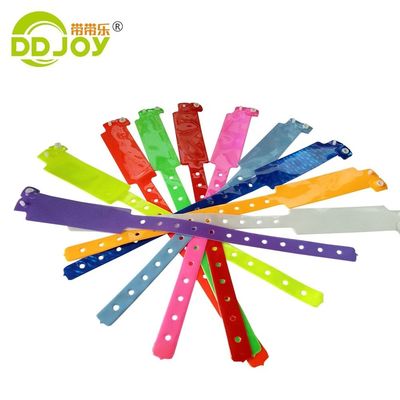Événements personnalisés Bracelets en PVC couleur néon Cadeaux en plastique Festival Bracelet en vinyle