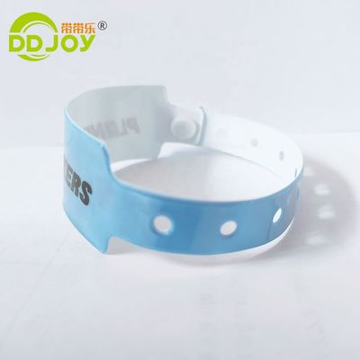 Des bracelets en vinyle pour les parcs d'attractions à prix abordable et durables