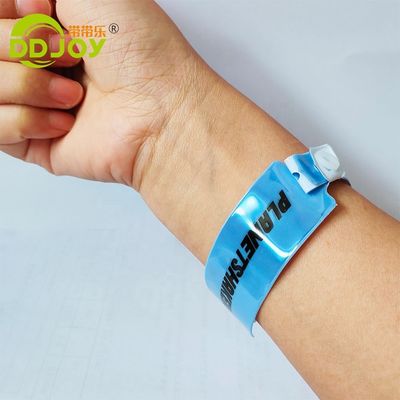 Des bracelets en vinyle pour les parcs d'attractions à prix abordable et durables