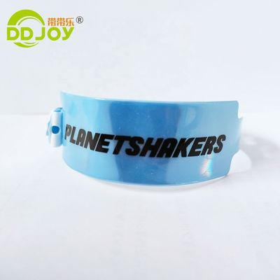 Des bracelets en vinyle pour les parcs d'attractions à prix abordable et durables