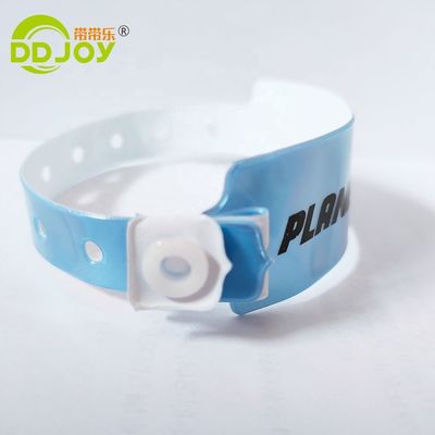 Des bracelets en vinyle pour les parcs d'attractions à prix abordable et durables