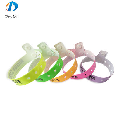 Logo personnalisé Poignet en vinyle imprimé One Direction Bracelet de festival en plastique pour parcs