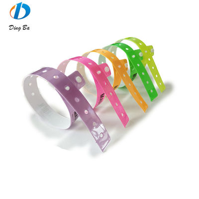 Logo personnalisé Poignet en vinyle imprimé One Direction Bracelet de festival en plastique pour parcs
