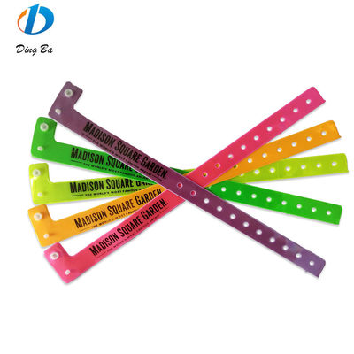 Logo personnalisé Poignet en vinyle imprimé One Direction Bracelet de festival en plastique pour parcs