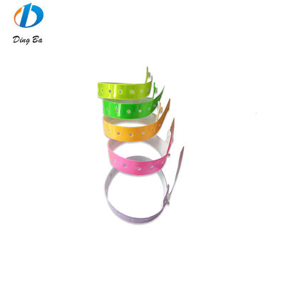 Logo personnalisé Poignet en vinyle imprimé One Direction Bracelet de festival en plastique pour parcs