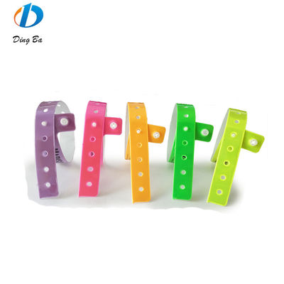 Logo personnalisé Poignet en vinyle imprimé One Direction Bracelet de festival en plastique pour parcs