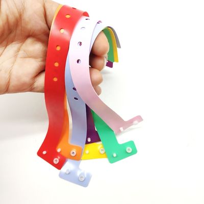 Logo personnalisé PVC Bracelet en plastique réglable en forme de L pour événement Festival Style romantique