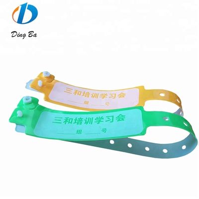 Bracelet en plastique de couleur néon personnalisé pour l'identification hôtelière